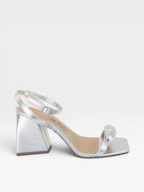 Sandália Beyou Shoes Saint-Tropez prata em napa com salto bloco de 8,5 cm e detalhe frontal metalizado