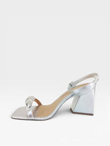 Sandália Beyou Shoes St. Tropez prata em napa com salto bloco de 8,5 cm e detalhe frontal metalizado