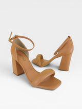 Sandália Beyou Shoes Provence na cor âmbar, feita em napa com salto bloco de 9,5 cm e fechamento por fivela.