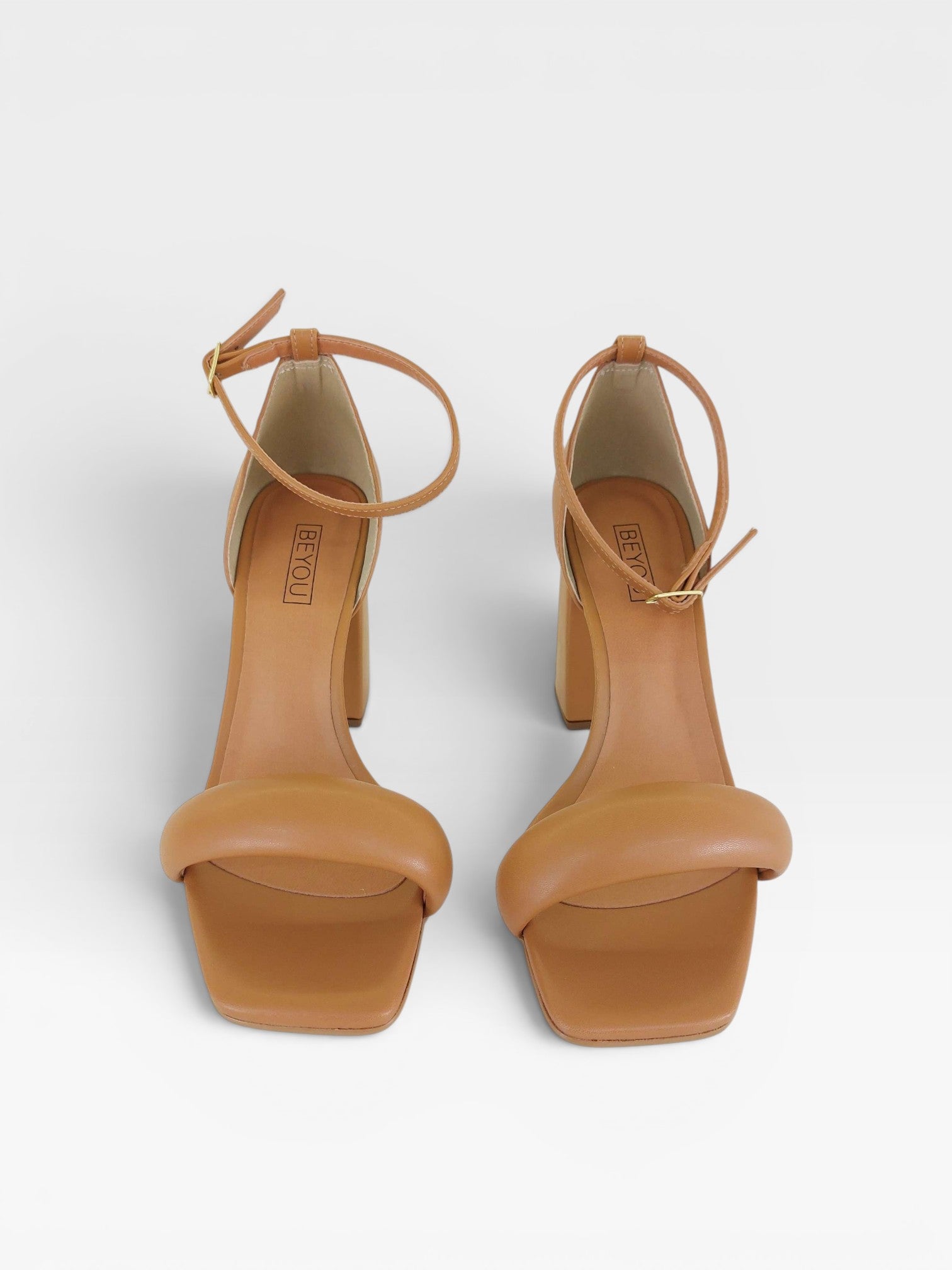 Sandália Beyou Shoes Provence cor âmbar em napa com salto bloco de 9,5 cm e tira acolchoada frontal