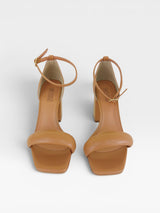 Sandália Beyou Shoes Provence cor âmbar em napa com salto bloco de 9,5 cm e tira acolchoada frontal