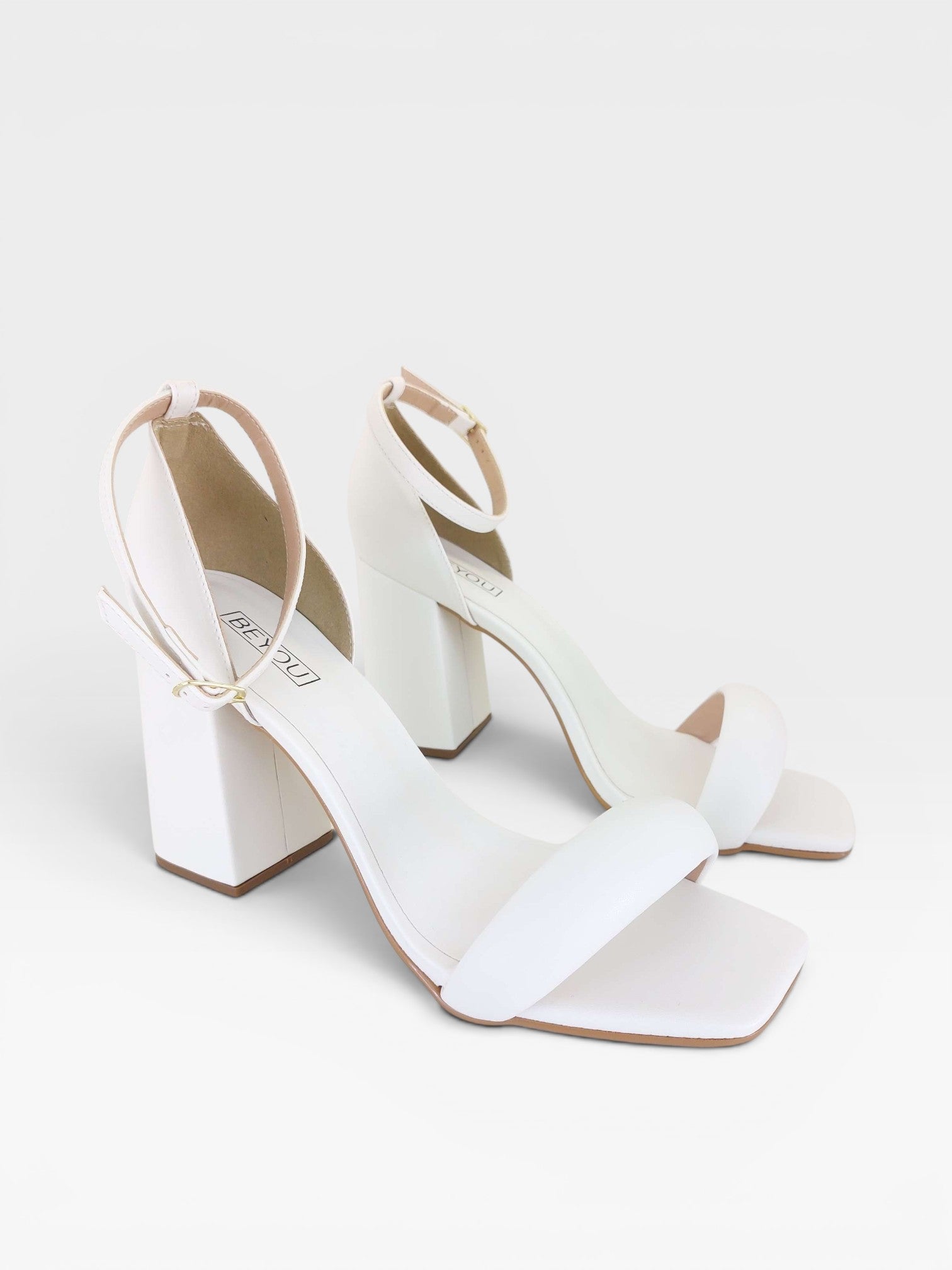 Sandália Beyou Shoes Provence branca em napa com salto bloco de 9,5 cm e fechamento por tira no tornozelo