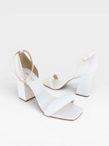 Sandália Beyou Shoes Provence branca em napa com salto bloco de 9,5 cm e fechamento por fivela no tornozelo