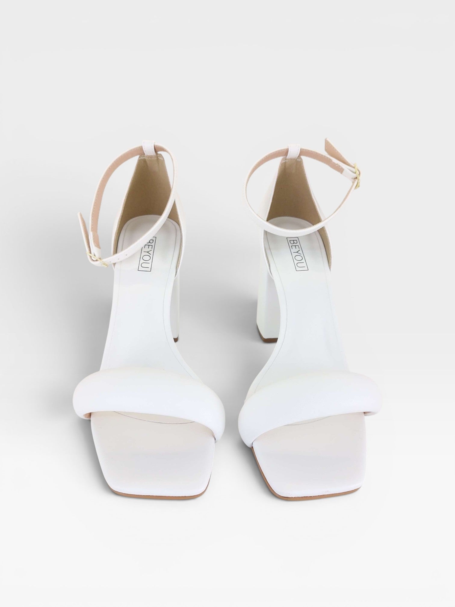 Sandália Beyou Shoes Provence branca em napa com salto bloco de 9,5 cm e tira frontal acolchoada