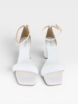 Sandália Beyou Shoes Provence branca em napa com salto bloco de 9,5 cm e tira frontal acolchoada