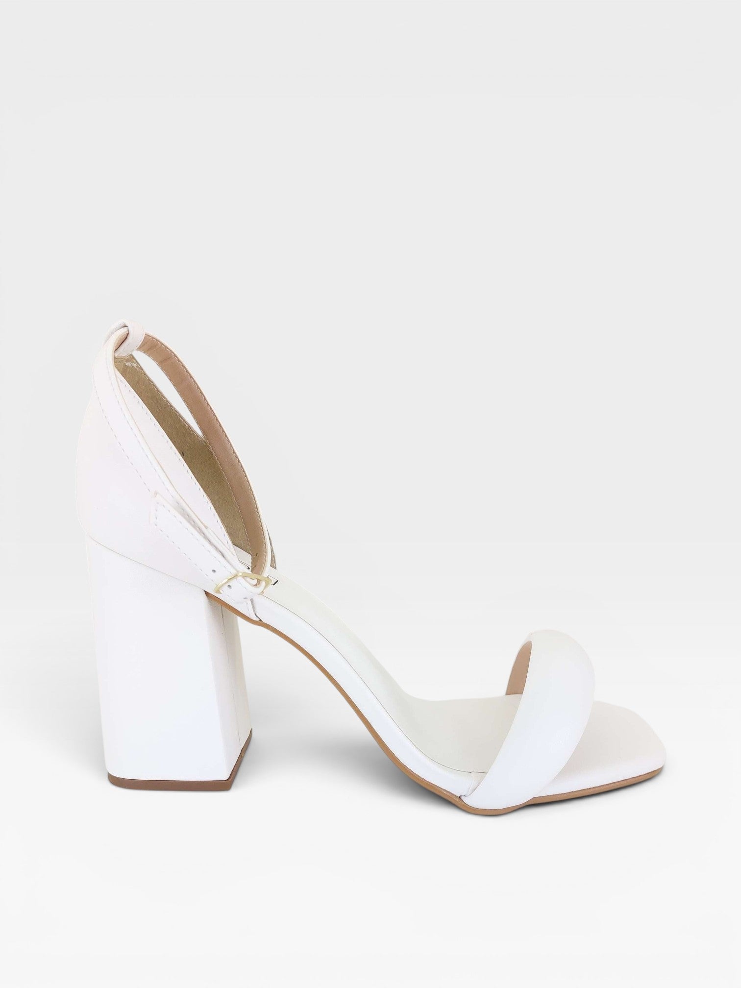 Sandália Beyou Shoes Provence branca em napa com salto bloco de 9,5 cm e tira frontal delicada