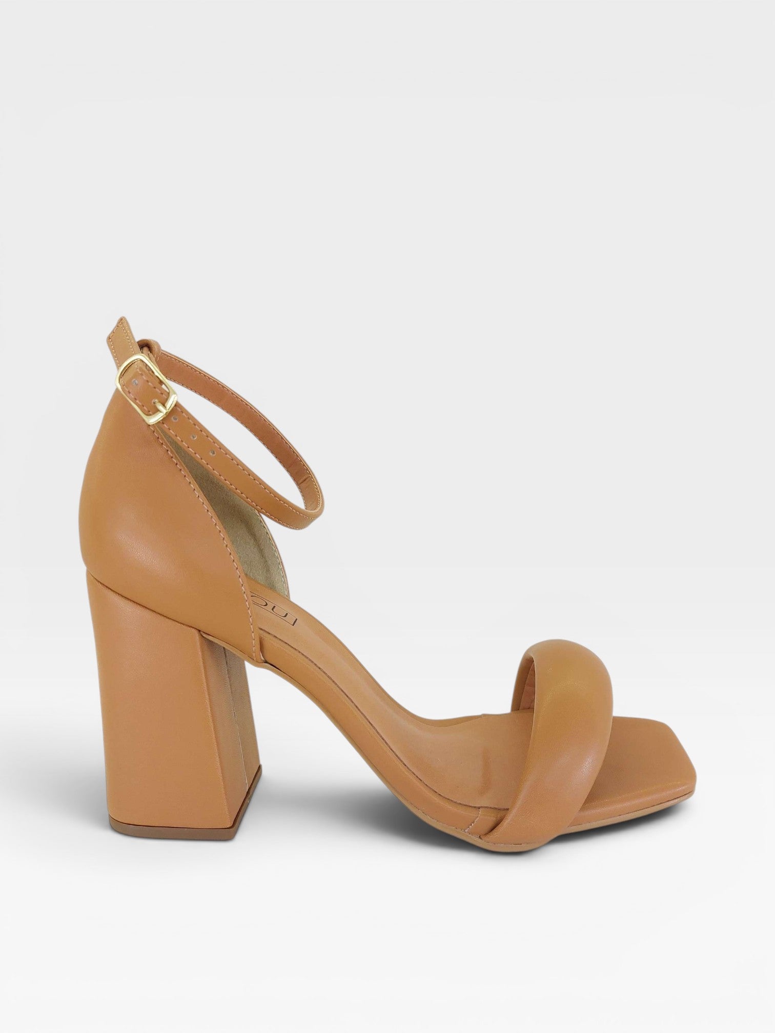 Sandália Beyou Shoes Provence em napa caramelo com salto bloco de 9,5 cm e fechamento por fivela lateral