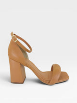 Sandália Beyou Shoes Provence em napa caramelo com salto bloco de 9,5 cm e fechamento por fivela lateral