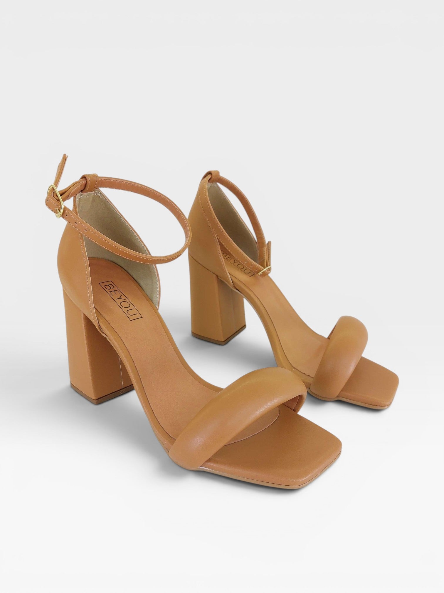 Sandália Beyou Shoes Provence caramelo em napa com salto bloco de 9,5 cm e tira frontal acolchoada