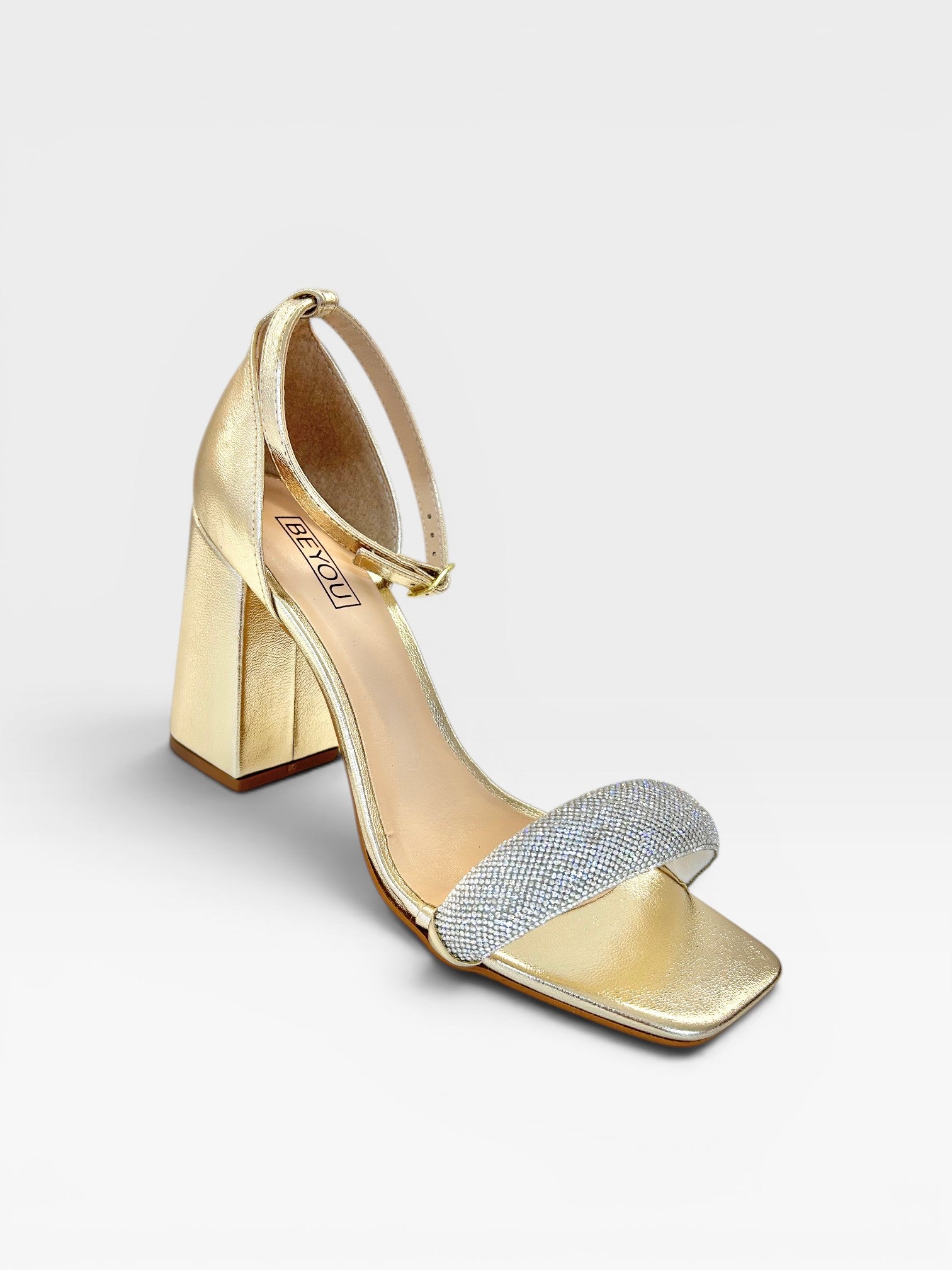 Sandália Beyou Shoes Provence em napa ouro light com salto bloco de 9,5 cm e tira frontal cravejada de brilhos