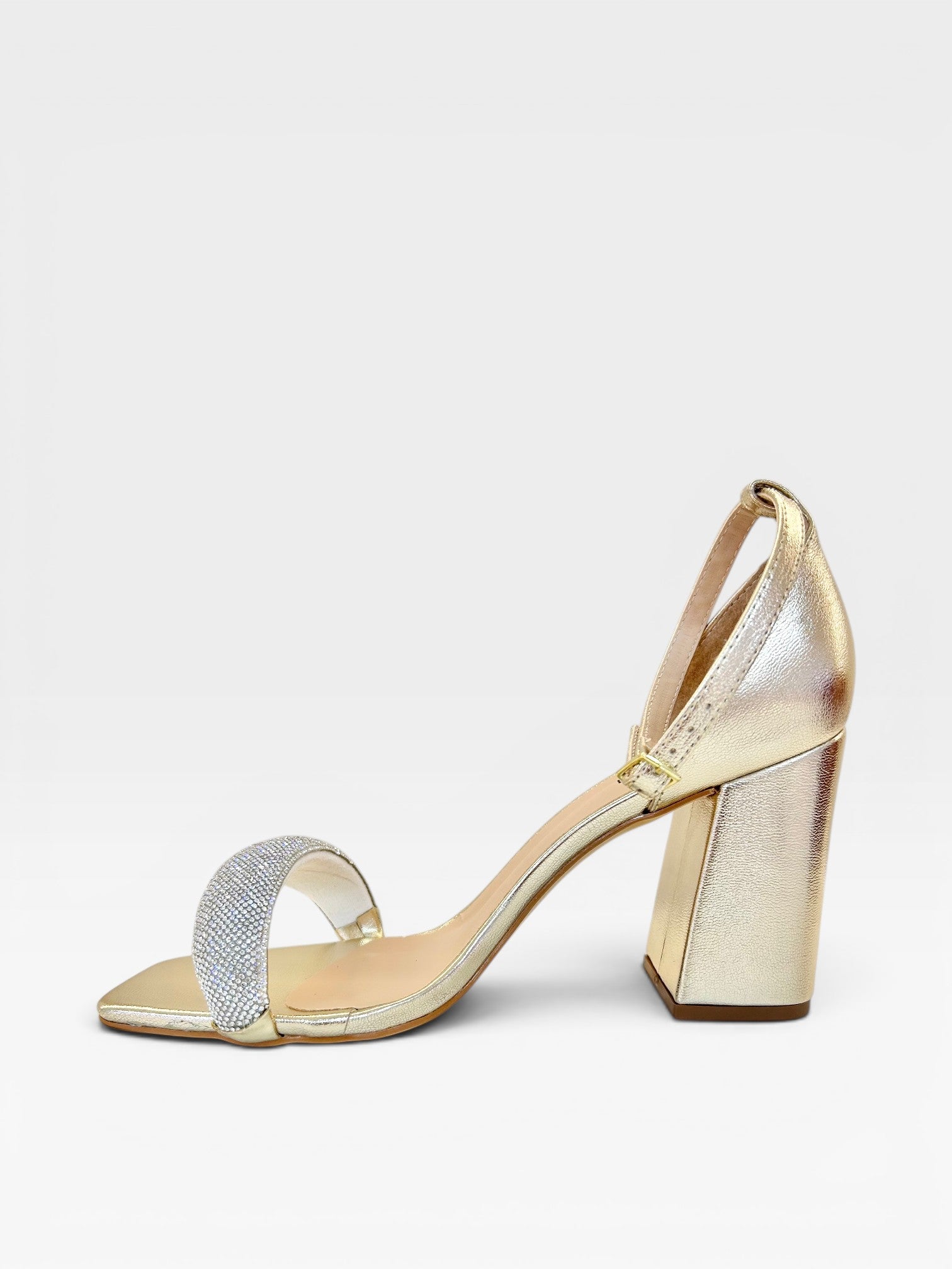 Sandália Beyou Shoes Provence ouro light em napa com salto bloco e tira frontal cravejada de brilhos