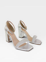 Sandália Beyou Shoes Provence prata em napa com salto bloco de 9,5 cm e tira frontal com brilho