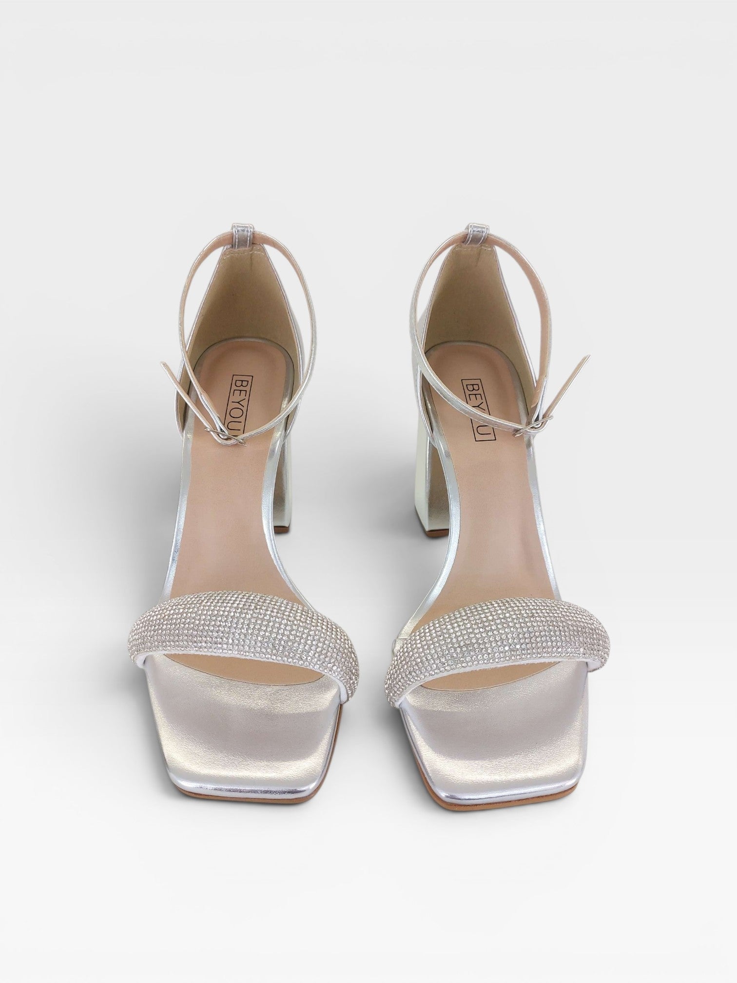 Sandália Beyou Shoes Provence prata em napa com salto bloco de 9,5 cm e tira frontal cravejada de brilhos