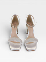 Sandália Beyou Shoes Provence prata em napa com salto bloco de 9,5 cm e tira frontal cravejada de brilhos