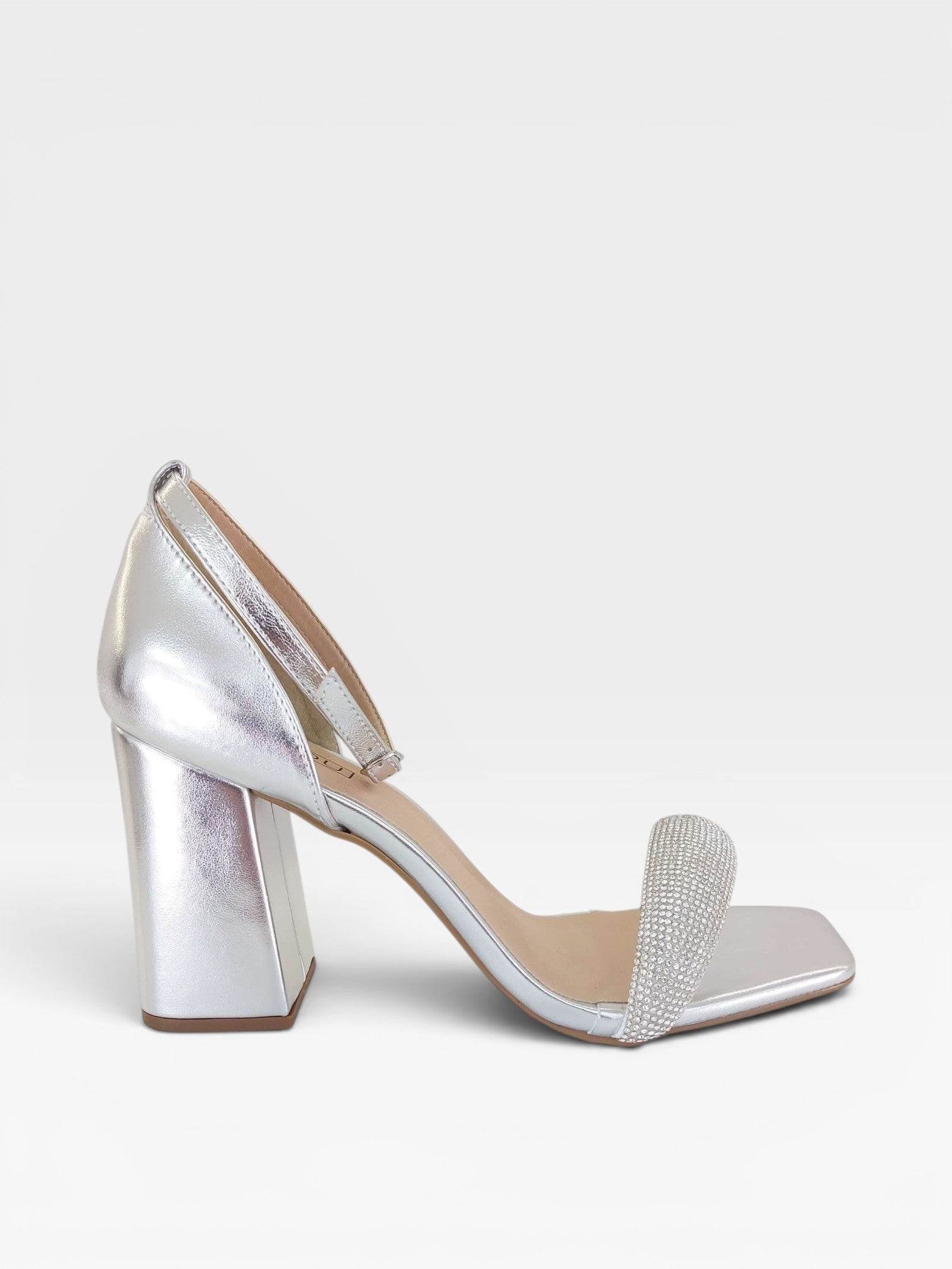 Sandália Beyou Shoes Provence prata em napa com salto bloco de 9,5 cm e tira frontal com brilho