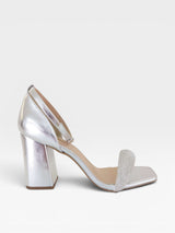 Sandália Beyou Shoes Provence prata em napa com salto bloco de 9,5 cm e tira frontal com brilho