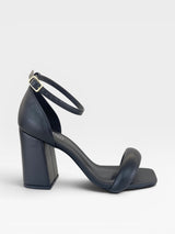 Sandália Beyou Shoes Provence preta em napa com salto bloco de 9,5 cm e tira acolchoada no tornozelo