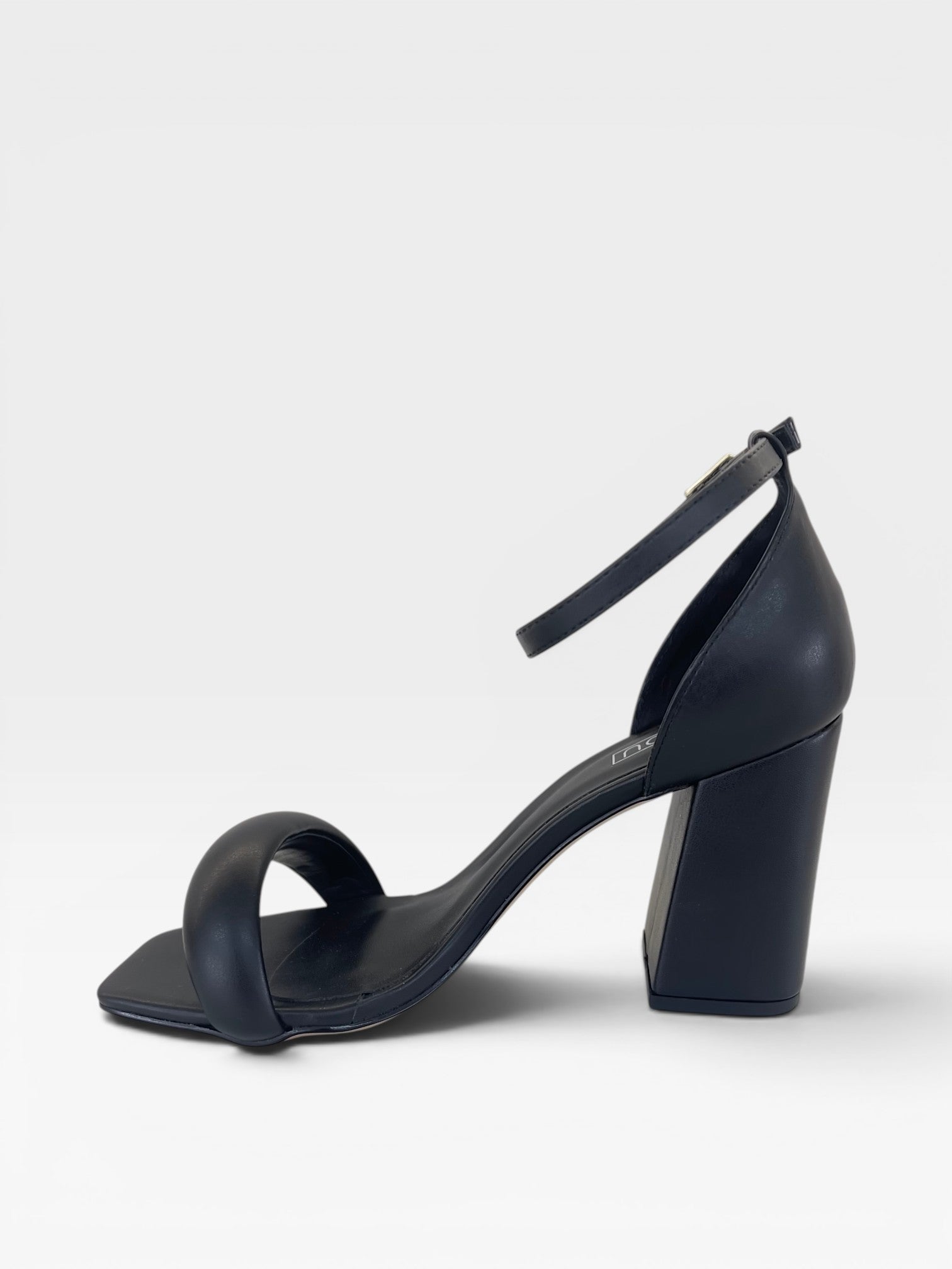 Sandália Beyou Shoes Provence preta em napa com salto bloco de 9,5 cm e tira fina no tornozelo, vista lateral