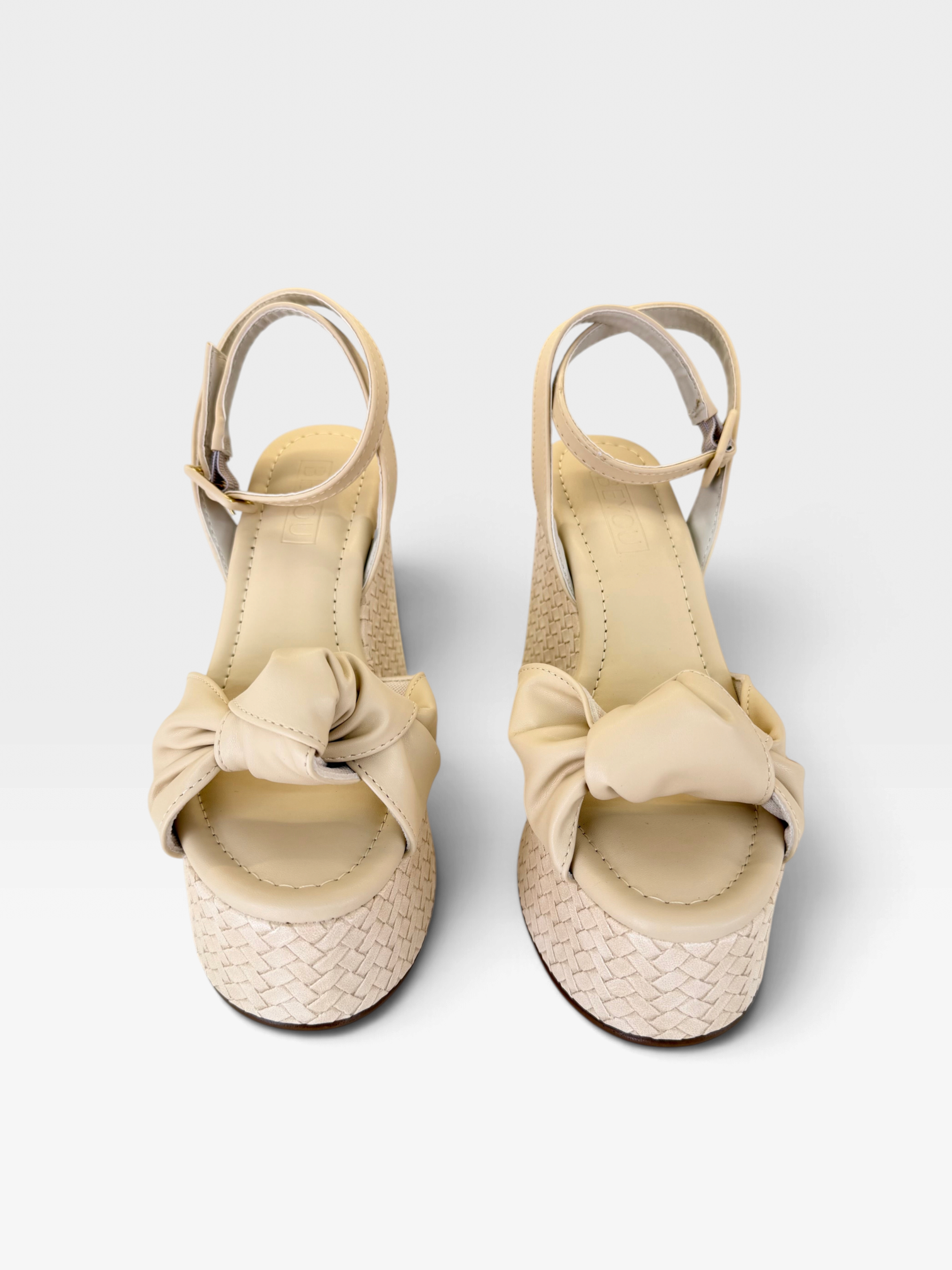 Sandália Beyou Shoes Ravello off white em napa com salto plataforma trançado e detalhe de nó frontal
