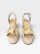 Sandália Beyou Shoes Ravello off white em napa com salto plataforma trançado e detalhe de nó frontal