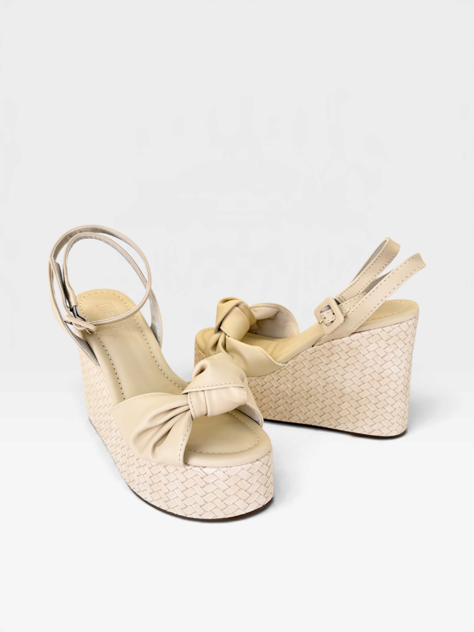 Sandália Beyou Shoes Ravello off white em napa com salto anabela trançado e detalhe de nó frontal
