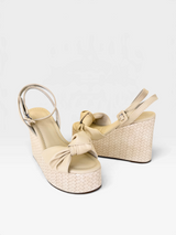 Sandália Beyou Shoes Ravello off white em napa com salto anabela trançado e detalhe de nó frontal