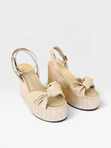 Sandália Beyou Shoes Ravello off white em napa com salto anabela trançado e detalhe de nó no cabedal