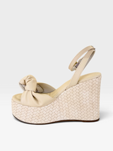 Sandália Beyou Shoes Ravello off white em napa com salto anabela trançado de 12 cm e detalhe de nó frontal