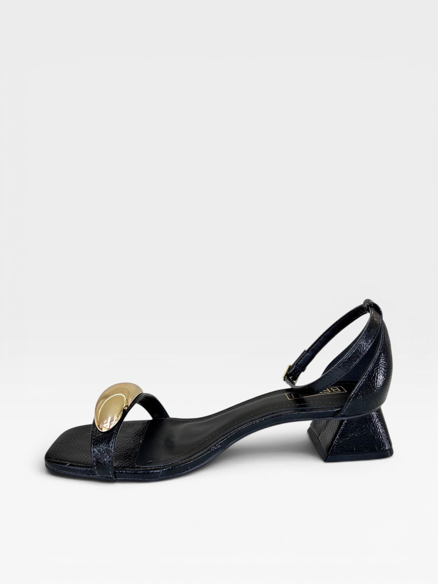 Sandália Beyou Shoes Saint-Étienne preta em napa com salto bloco de 3 cm e detalhe frontal dourado