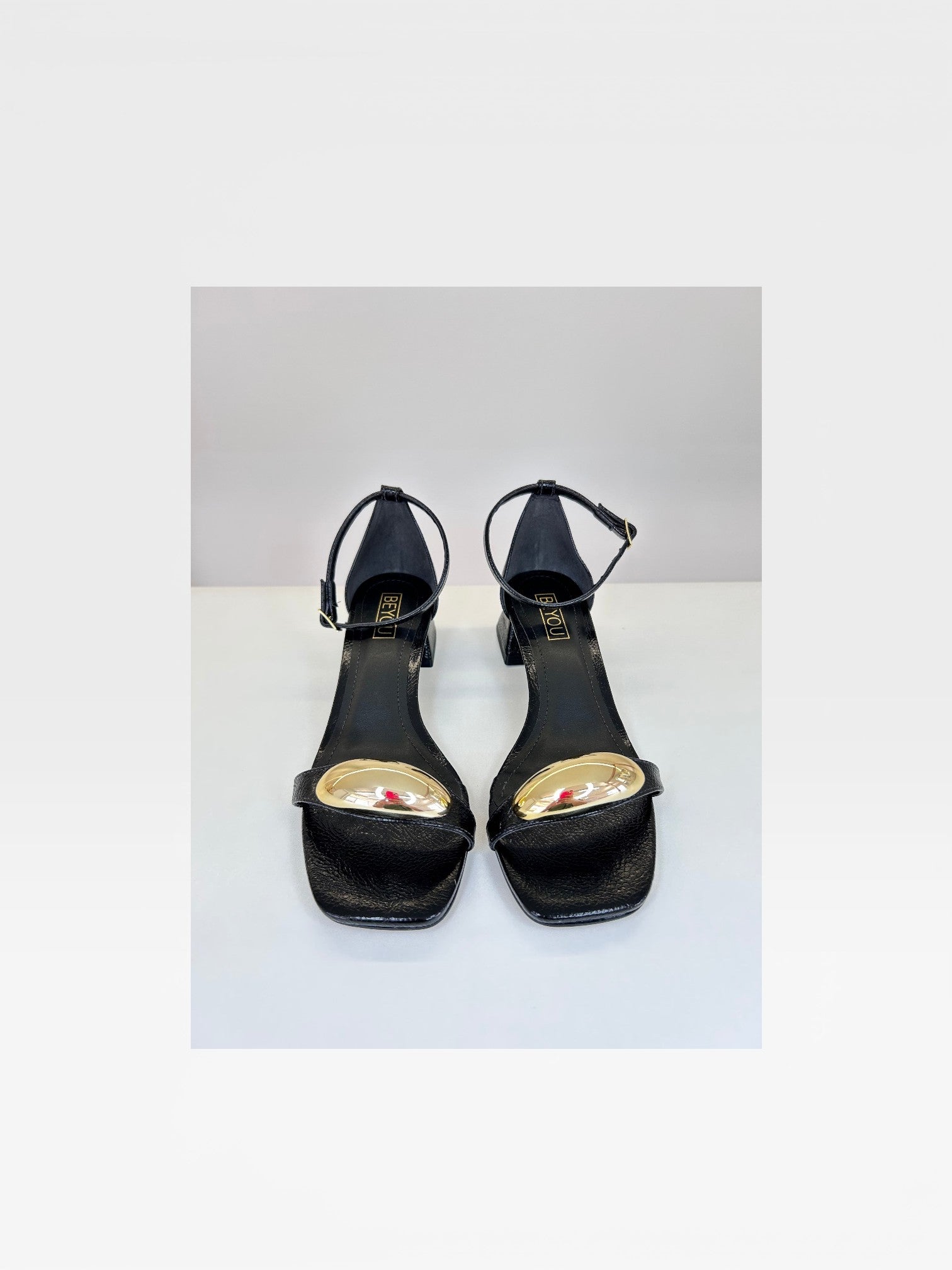 Sandália Beyou Shoes Saint-Étienne preta em napa com detalhe metálico dourado e salto bloco de 3 cm