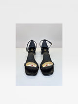 Sandália Beyou Shoes Saint-Étienne preta em napa com detalhe metálico dourado e salto bloco de 3 cm