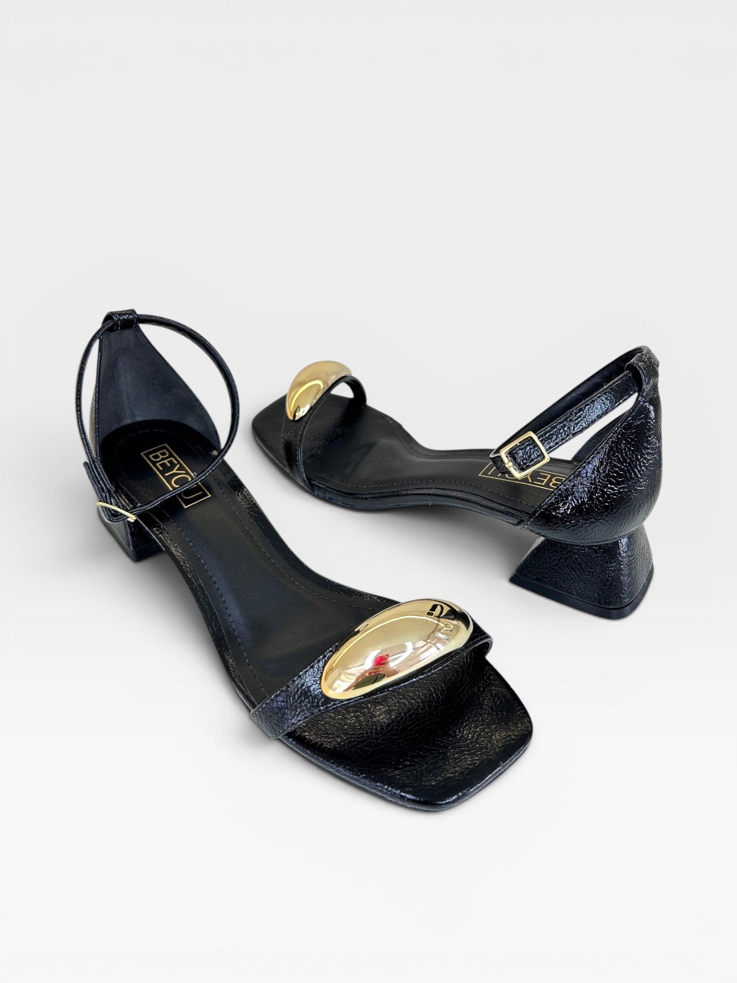 Sandália Beyou Shoes Saint-Étienne preta em napa com detalhe metálico dourado e salto bloco baixo de 3 cm