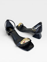 Sandália Beyou Shoes Saint-Étienne preta em napa com detalhe metálico dourado e salto bloco baixo de 3 cm