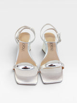 Sandália Beyou Shoes Saint-Tropez prata em napa com salto bloco e detalhe metálico frontal elegante