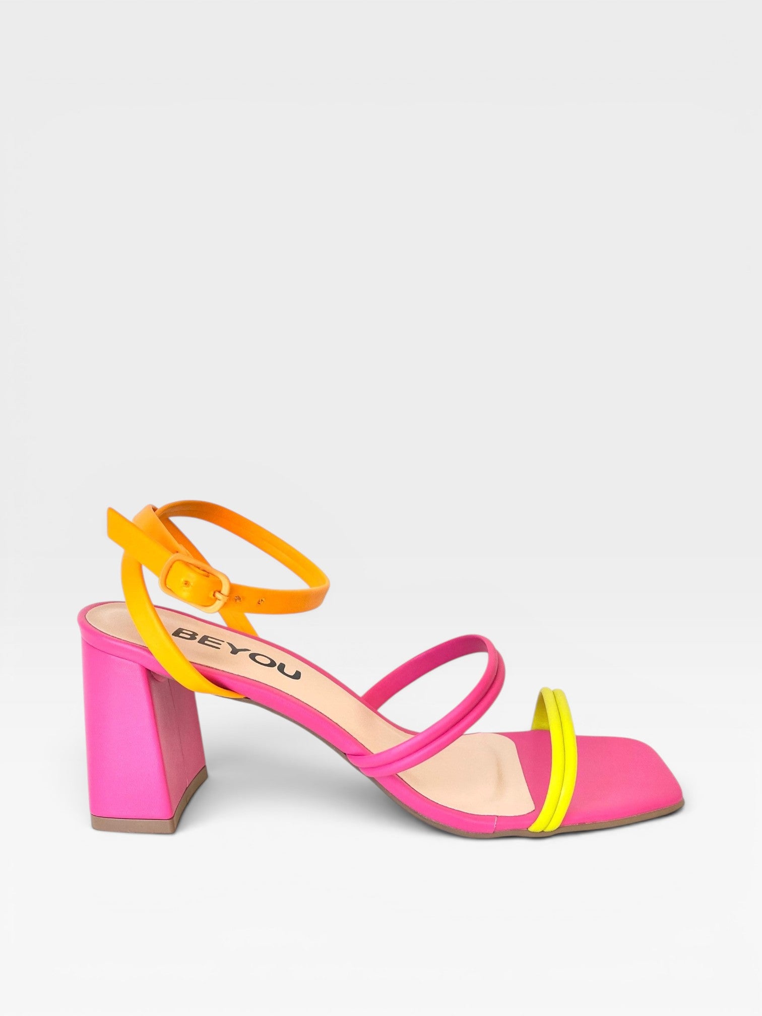 Sandália Beyou Shoes de salto bloco 7cm em napa rosa com tiras finas nas cores limão e laranja e fechamento no tornozelo