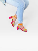 Sandália Beyou Shoes de salto bloco 7cm em napa rosa, limão e laranja, calçada em modelo com calça jeans clara.