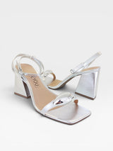 Sandália Beyou Shoes St. Tropez prata em napa com salto bloco de 8,5 cm e detalhe metalizado no cabedal