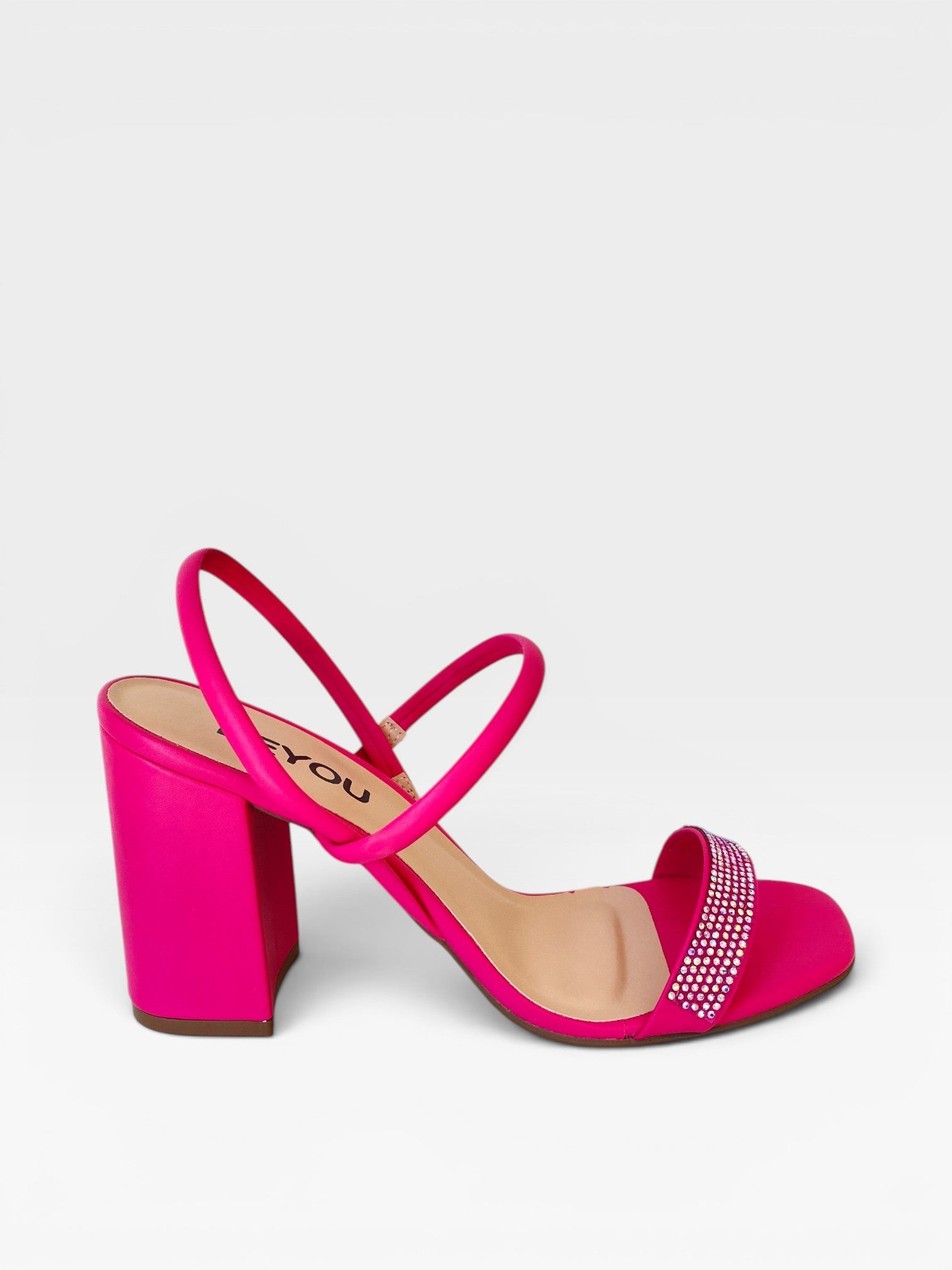 Sandália Trancoso Beyou Shoes rosa em napa com salto bloco de 8,5 cm e tira frontal com aplicação de brilhos