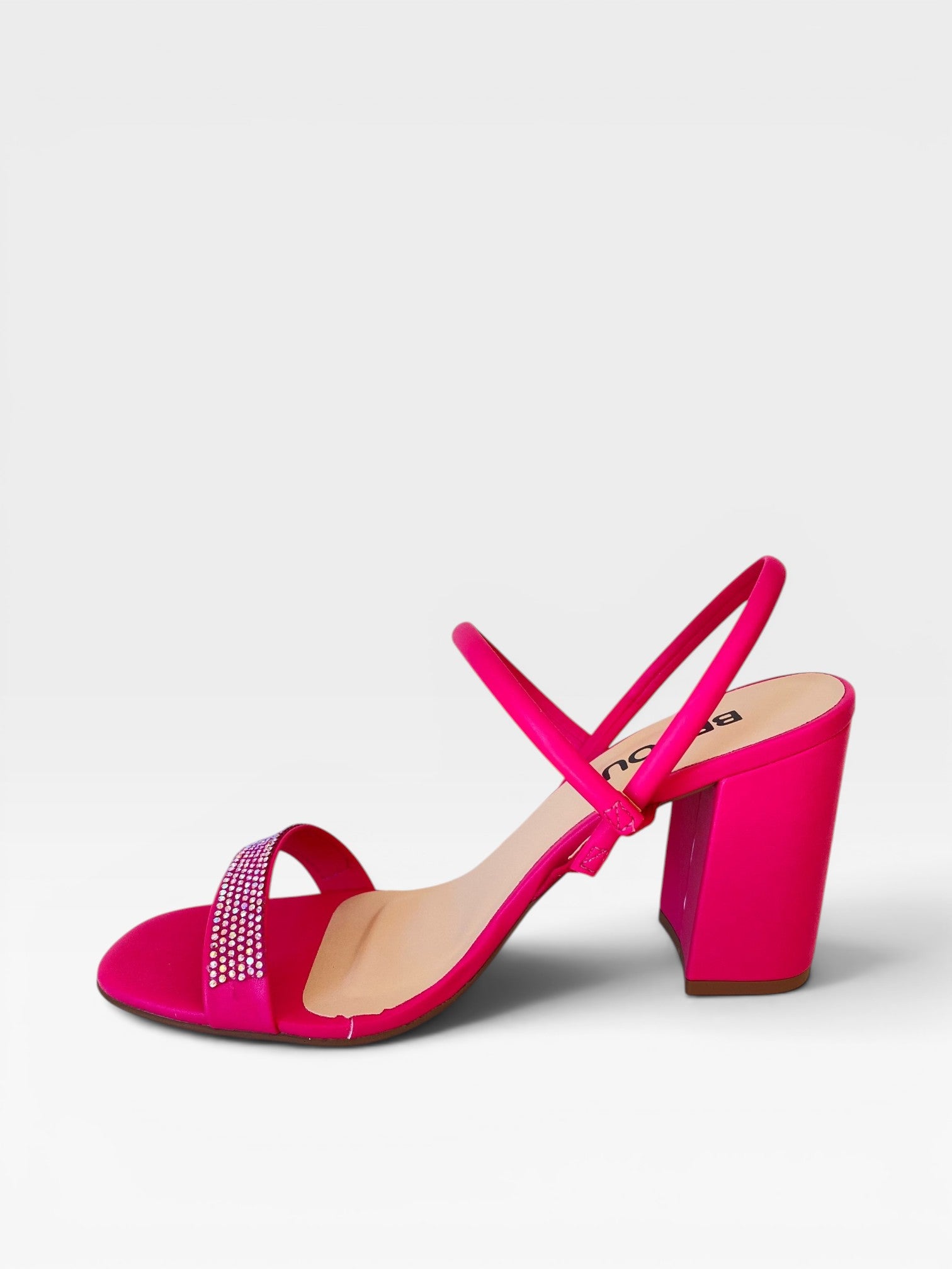 Sandália Trancoso Beyou Shoes rosa em napa com salto bloco de 8,5 cm e tira frontal com detalhes em brilho
