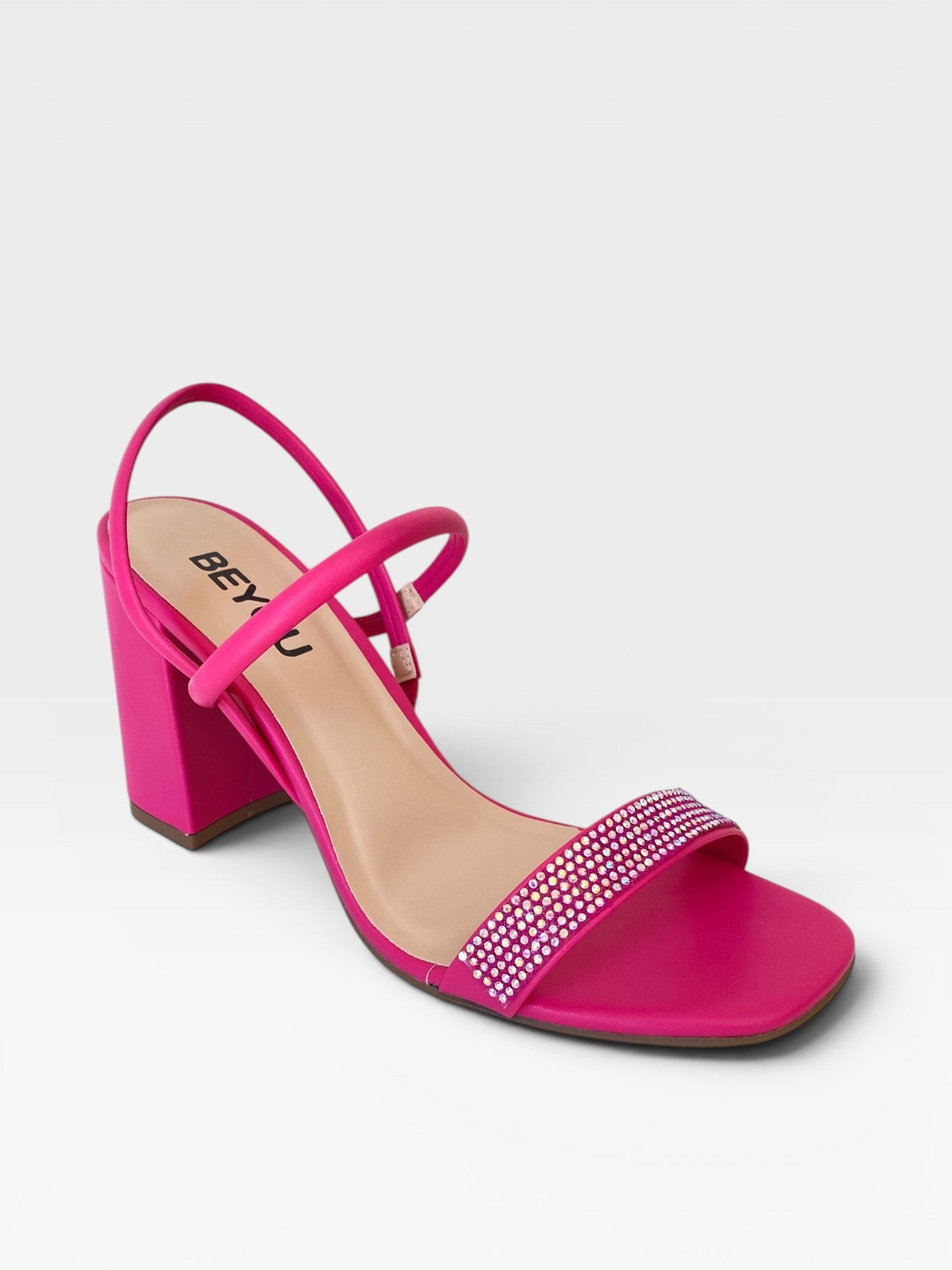Sandália Trancoso Beyou Shoes rosa em napa com salto bloco de 8,5 cm e tira frontal detalhada com brilhos