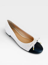 Sapatilha Bari Beyou Shoes em napa off white com biqueira preta, textura trançada e laço delicado no cabedal.
