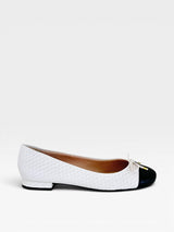 Sapatilha Beyou Shoes Bari em napa off white com biqueira preta e detalhe de laço delicado