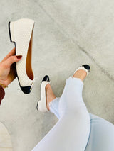 Sapatilha Bari Beyou Shoes em napa off white com biqueira preta e textura matelassê, estilo clássico e elegante