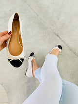 Sapatilha Bari Beyou Shoes off white e preta em napa com laço delicado e biqueira contrastante