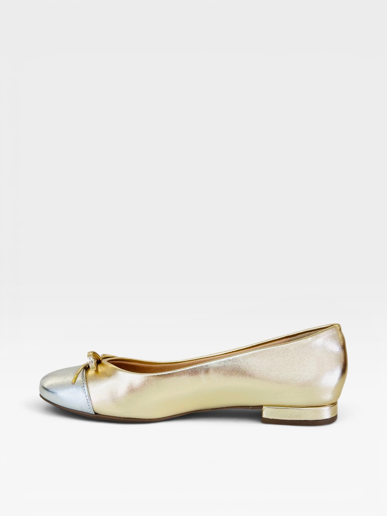 Sapatilha Beyou Shoes Bari em napa ouro light e prata com bico arredondado e laço delicado, estilo clássico e elegante.