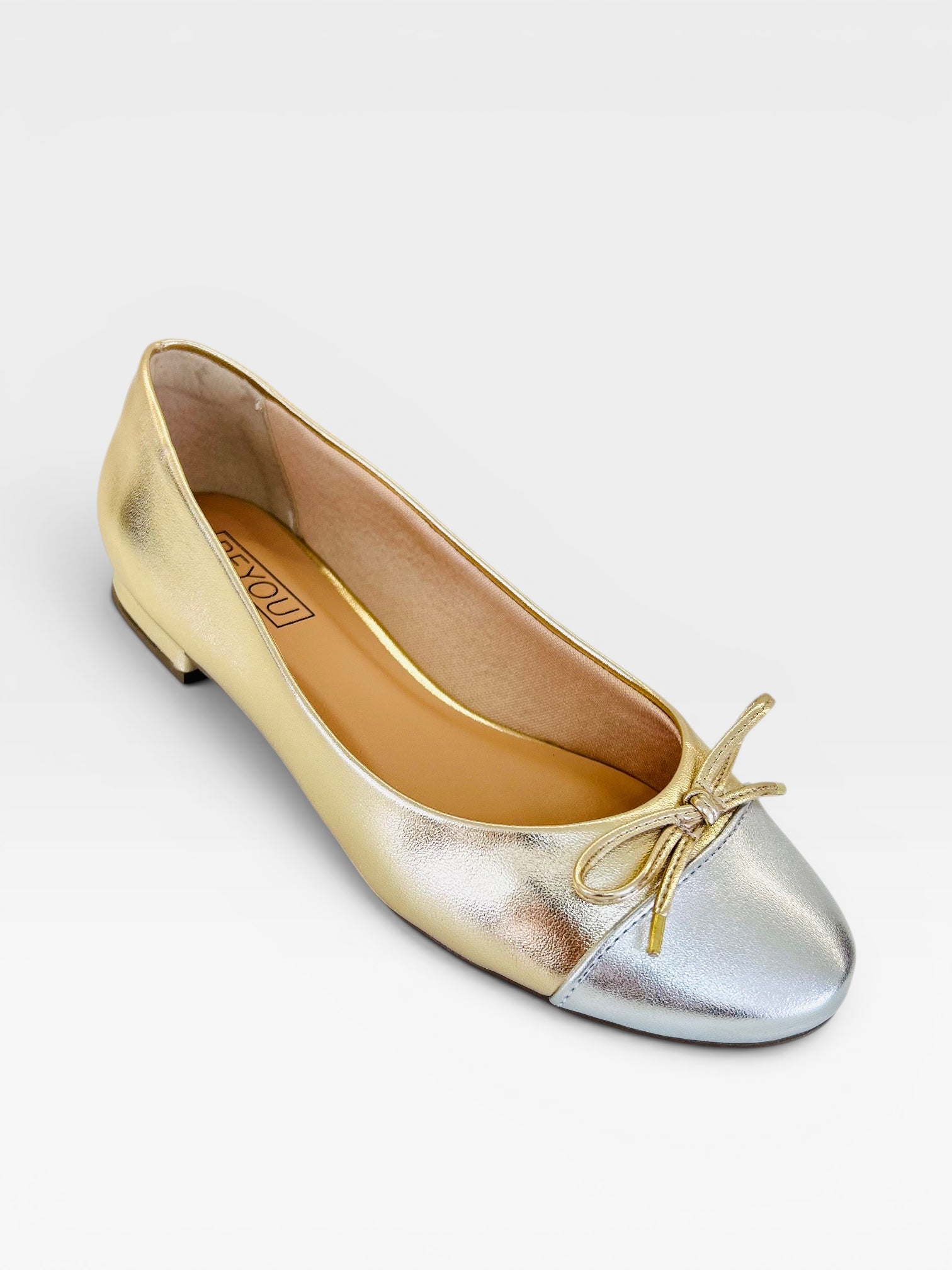 Sapatilha Beyou Shoes Bari em napa ouro light com biqueira prata e laço delicado, design clássico sem salto.