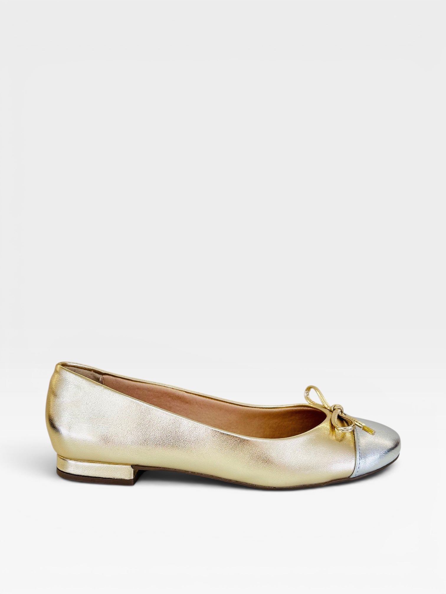Sapatilha Beyou Shoes Bari em napa ouro light com biqueira prata e laço delicado, design clássico sem salto.