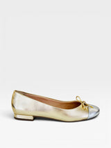 Sapatilha Beyou Shoes Bari em napa ouro light com biqueira prata e laço delicado, design clássico sem salto.