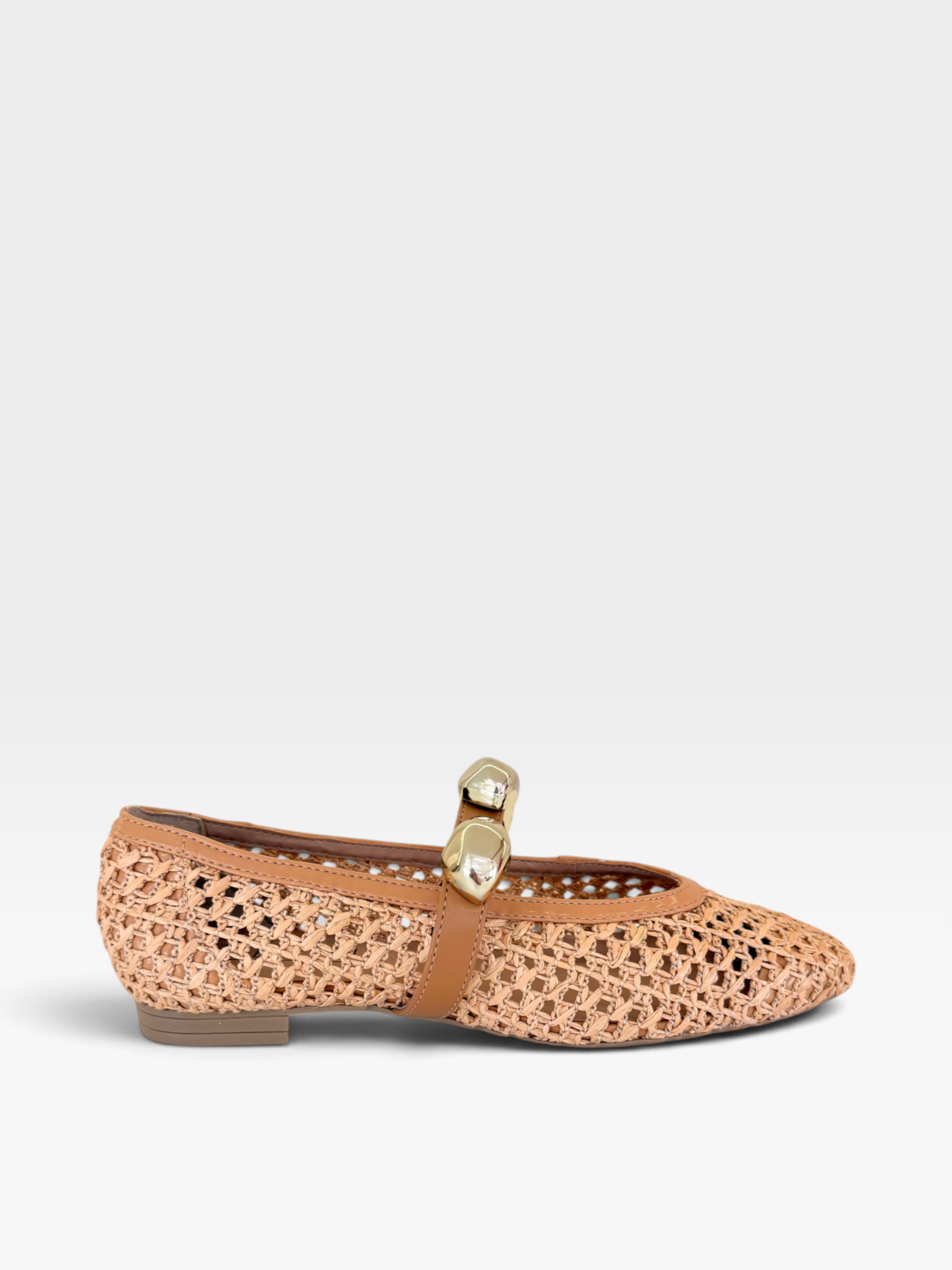 Sapatilha Beyou Shoes Seychelles bege em napa e telinha com detalhe de aplique metálico no cabedal