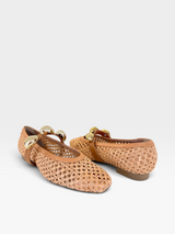 Sapatilha Beyou Shoes Seychelles bege em napa e telinha com detalhes de apliques dourados